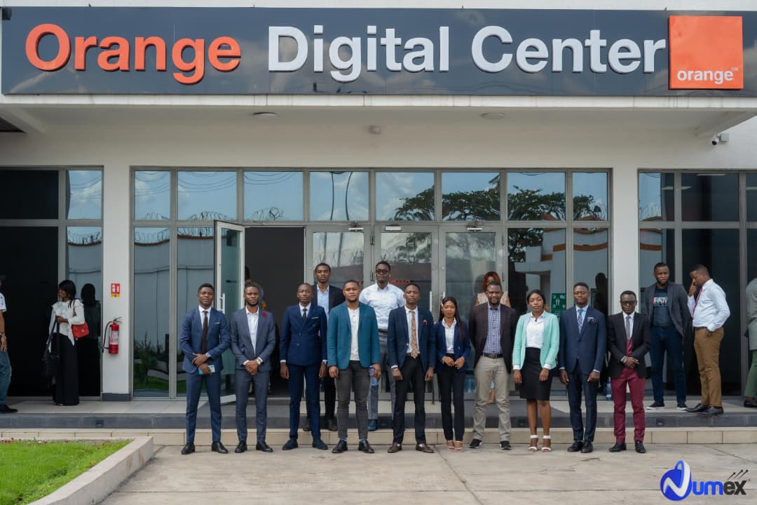 Équipe Numex devant l'Orange Digital Center