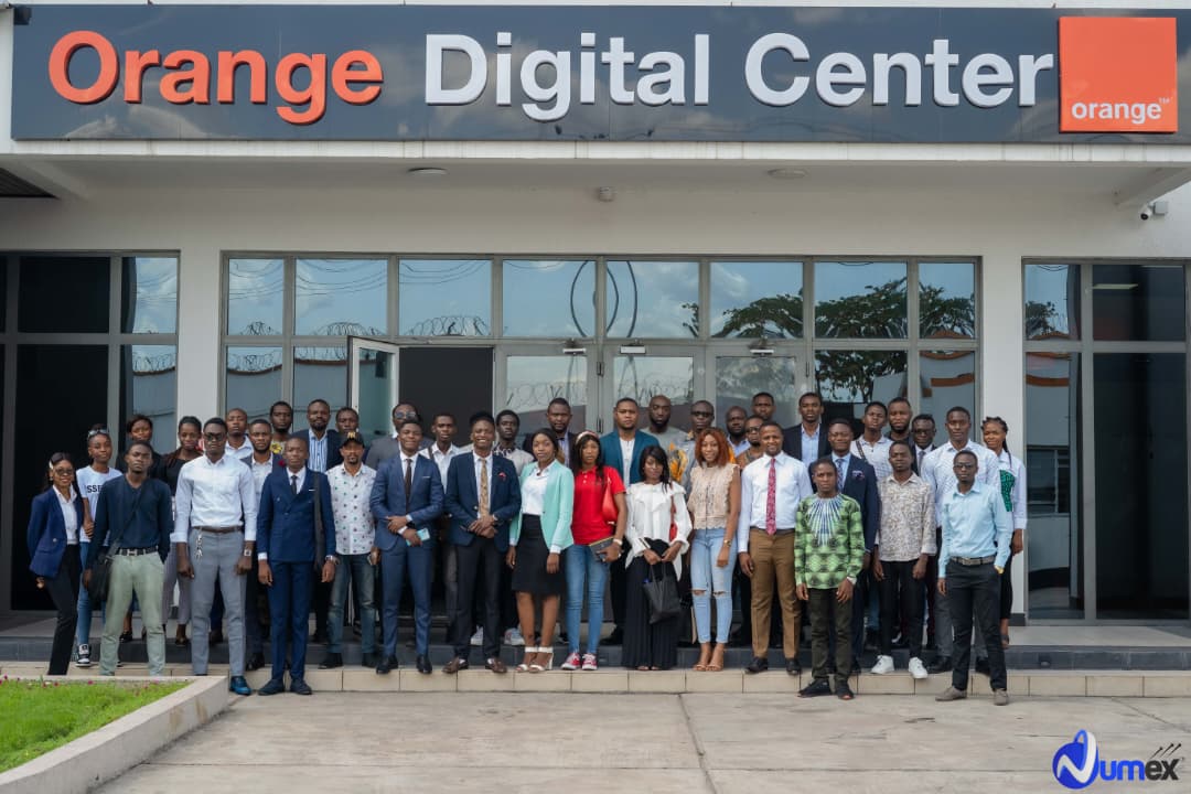 Tous les participants devant l'Orange Digital Center